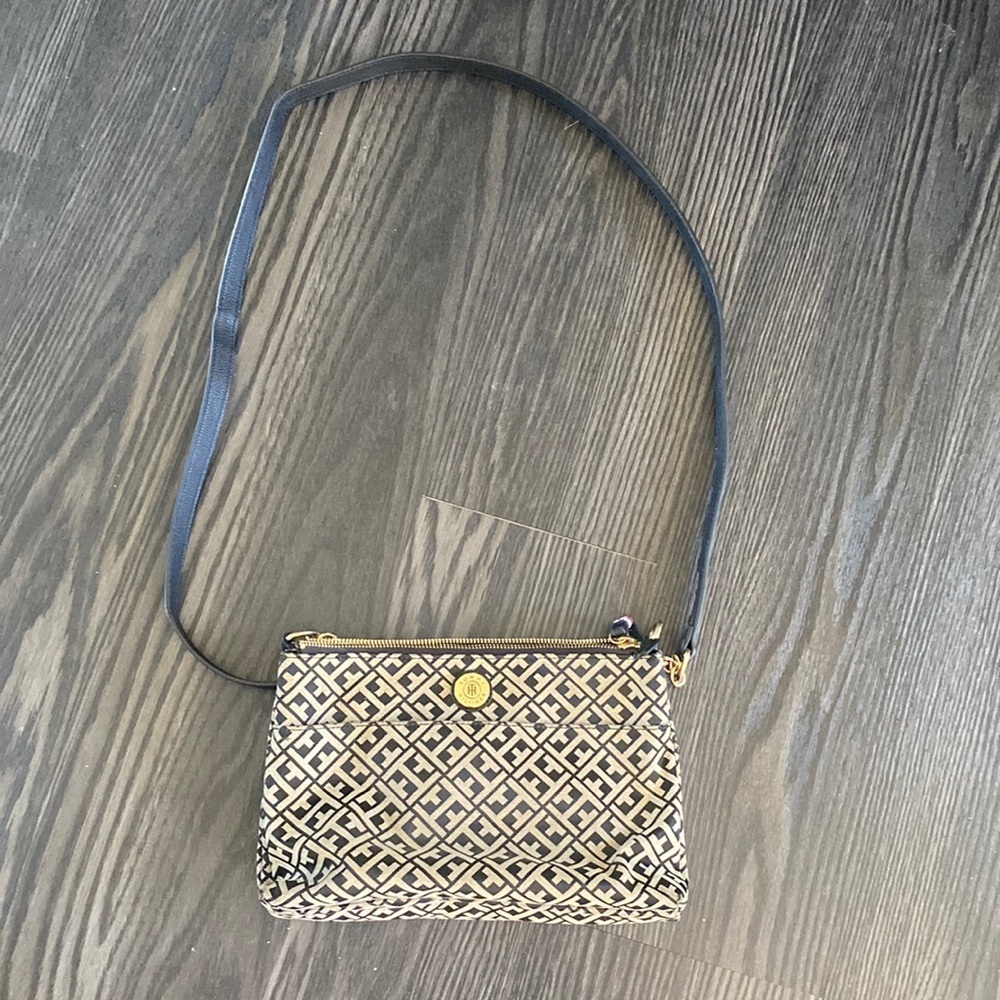 🍍TOMMY HILFIGER 🍍CROSSBODY 🍍2 zipper pockets and side pocket 🍍F-1